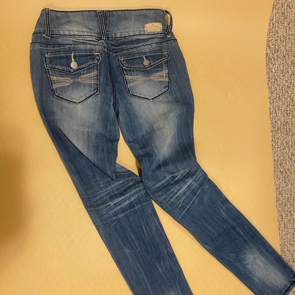 Almost Famous High-Rise Skinny Jeans - Picture 5 of 5